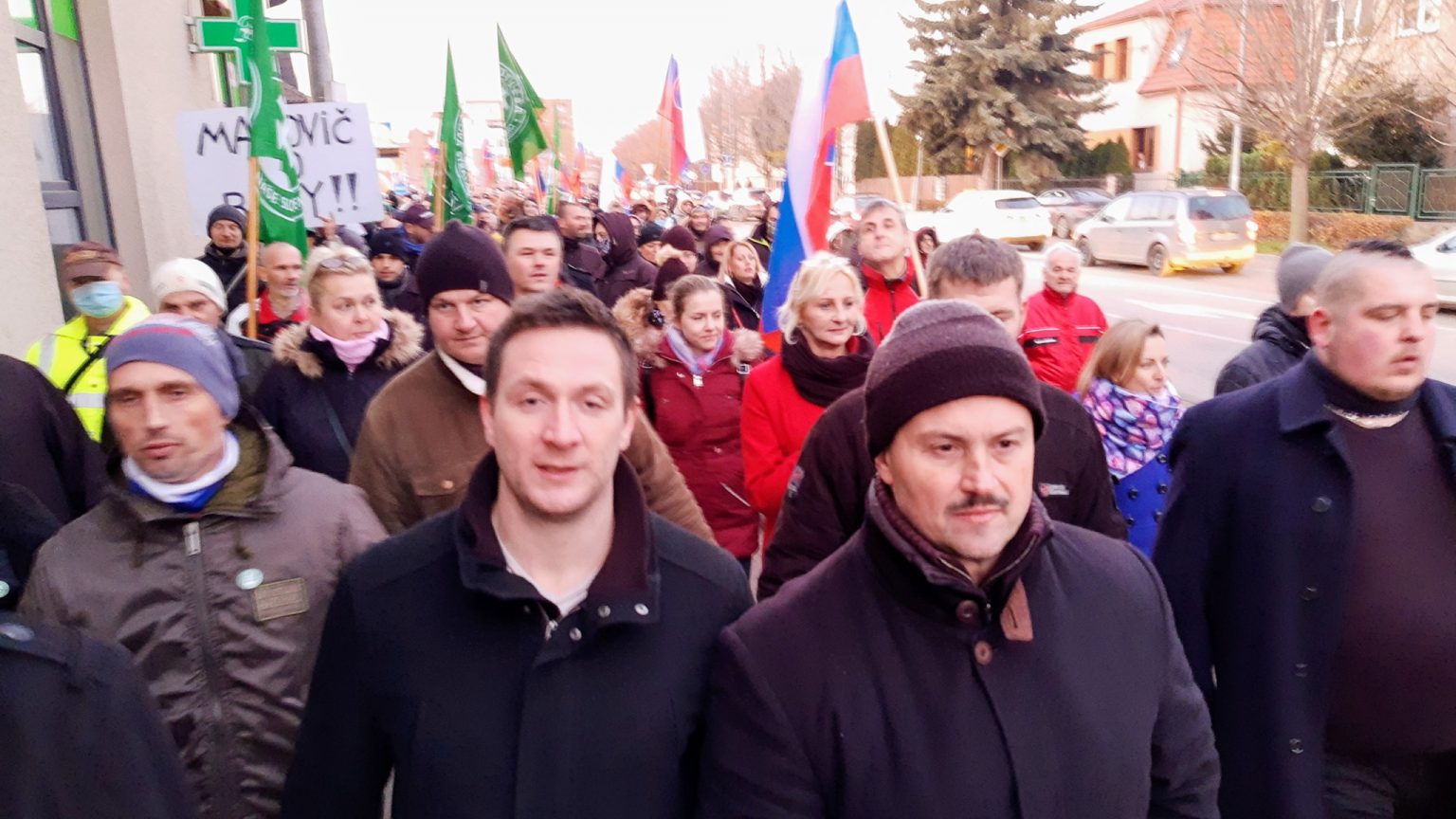 Členovia ĽSNS Milan Uhrík a Marián Kotleba počas protestu. Foto: Facebook