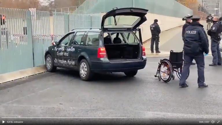 Vozidlo, ktoré vrazilo do brány úradu Angely Merkelovej. Foto: Youtube