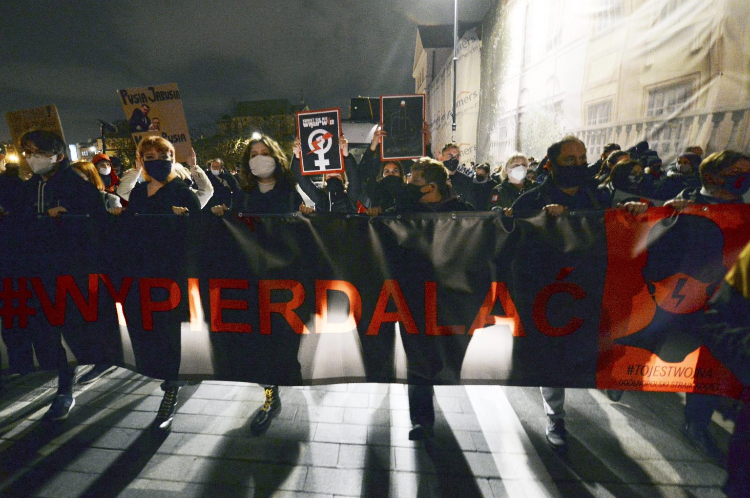 Mladí ľudia protestujú ôsmy deň v rade proti novému zákonu o interrupciách vo Varšave v piatok 30. októbra 2020. Foto: TASR/AP