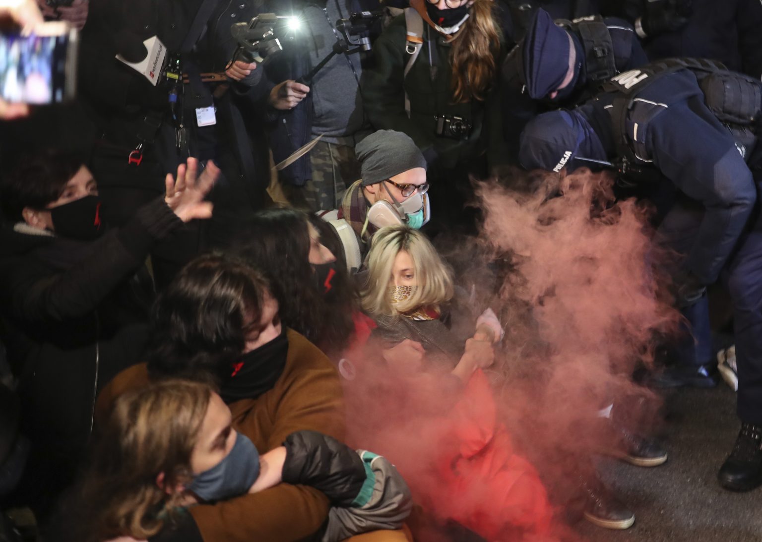 Policajti zasahujú proti demonštrantom, ktorí blokujú ulicu pred ministerstvom školstva vo Varšave. Foto: TASR/AP