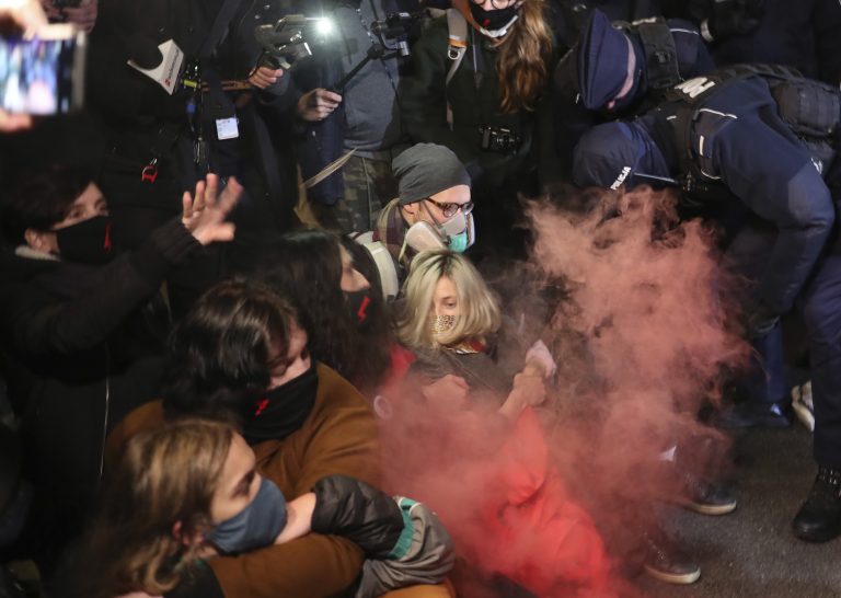 Policajti zasahujú proti demonštrantom, ktorí blokujú ulicu pred ministerstvom školstva vo Varšave. Foto: TASR/AP