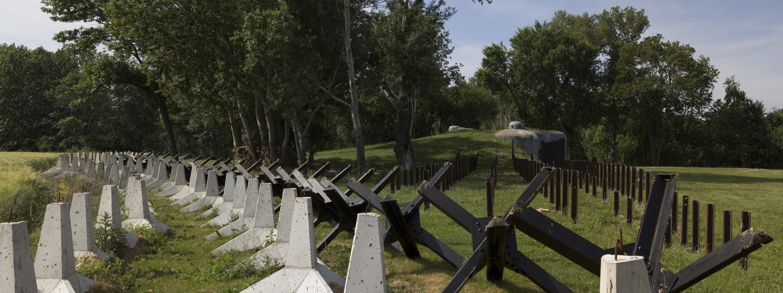 Objekt B-S 4 Lány a protitankové prekážky, Petržalka, Bratislava. Foto: Mpo.sk