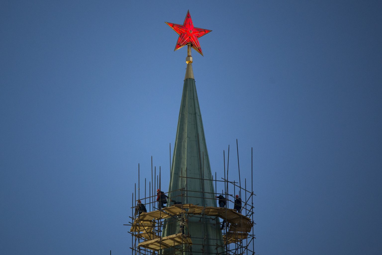 Na snímke reštaurátori opravujú Nikolskú vežu Kremľa v Moskve. Foto: TAR