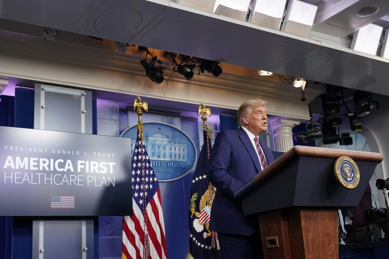 Trump začne s odovzdávaním moci, výsledky však neuznáva