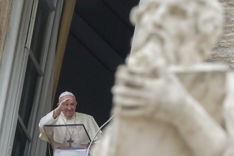 František dáva požehnanie počas modlitby Anjel Pána z okna svojej rezidencie na Námestí sv. Petra vo Vatikáne 30. augusta 2020. Foto: TASR/AP