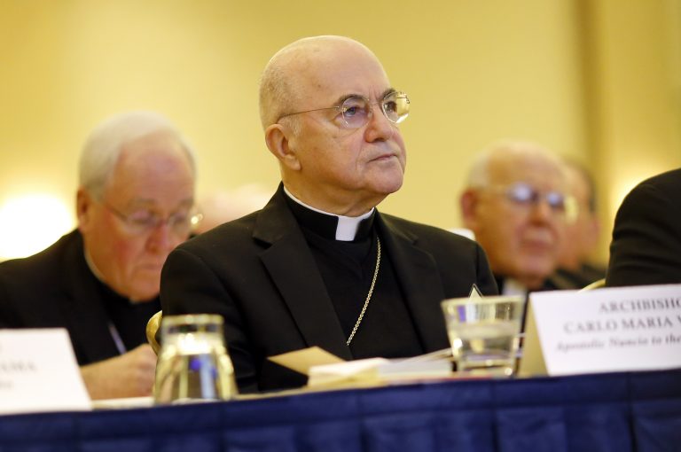 Kauza Viganò má rozuzlenie: Vatikán arcibiskupa exkomunikoval
