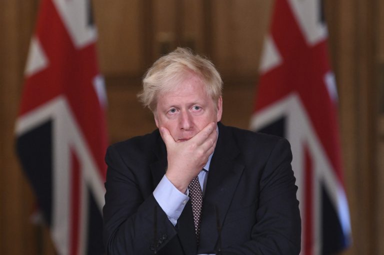 Puč na spadnutie. Boris Johnson nemusí prežiť ďalší týždeň