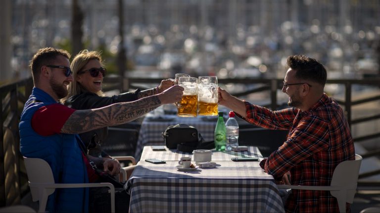 Česi uvoľňujú. Najedia sa v reštaurácii aj zašportujú vo fitnescentre