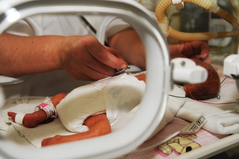 Ilustračné foto. Inkubátor pre predčasne narodené deti (Zdroj: TASR)