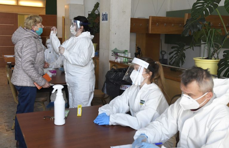 Do Vianoc by mali byť tri kolá testovania, prvé z nich celoplošné