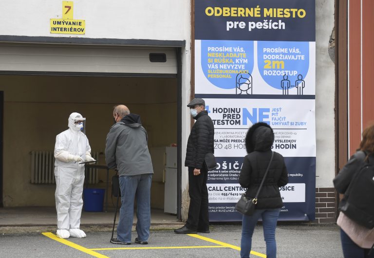 Testovanie na COVID-19 (Zdroj: TASR)