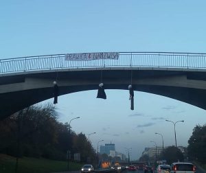 Poľská opozícia pri protestoch znázornila obesenie kňazov a mníšky