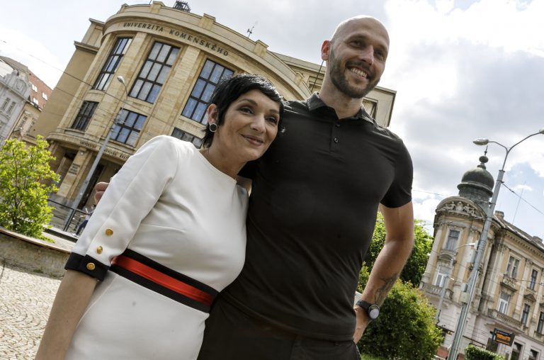 Na snímke sprava bývalý predseda mimoparlamentného hnutia Progresívne Slovensko (PS) Michal Truban a nová predsedníčka PS Irena Bihariová (Zdroj: TASR)