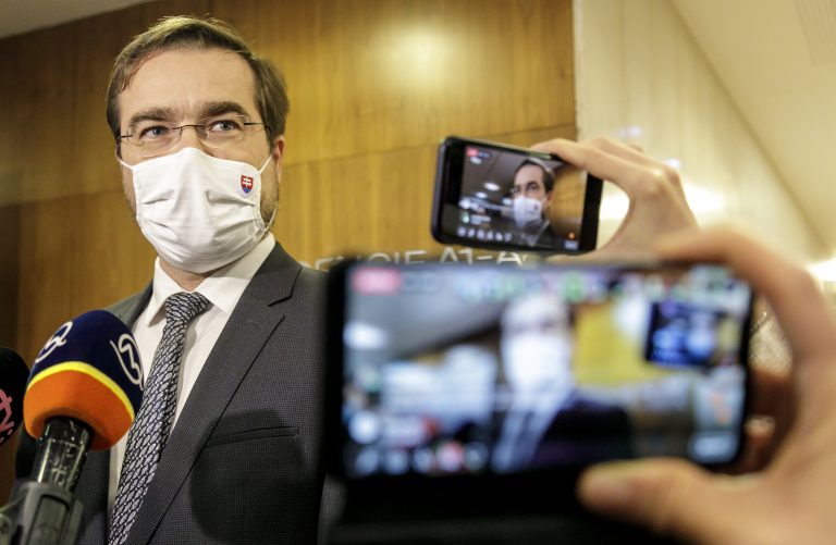 Krajčí chce od marca očkovať vo veľkom. Dodávky vakcín sa však opäť zadrhávajú