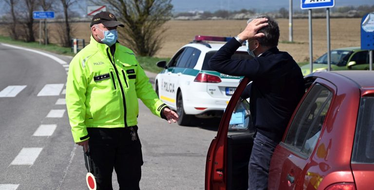 Na Slovensku od soboty do 29. decembra platí s výnimkami zákaz vychádzania