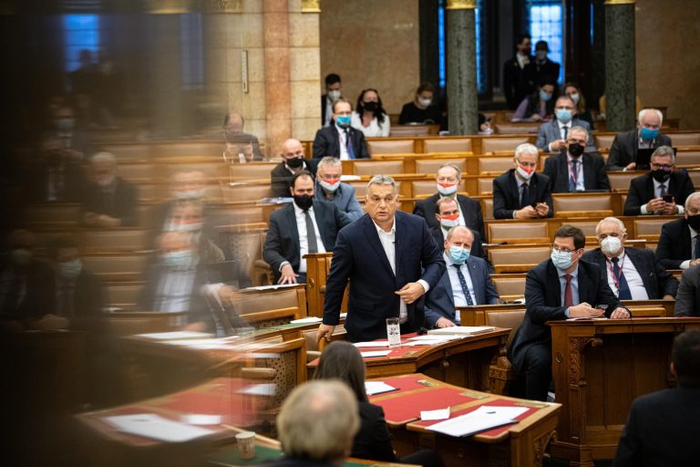 Hádka o Szájerovi a ústavná novela, že otec je muž a matka žena