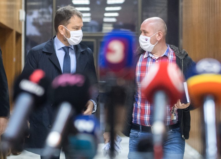 Na snímke vľavo premiér SR Igor Matovič a vpravo asistent Juraj Lacena prichádzajú na 60. rokovanie vlády SR 16. decembra 2020 v Bratislave. Foto: Martin Baumann/TASR