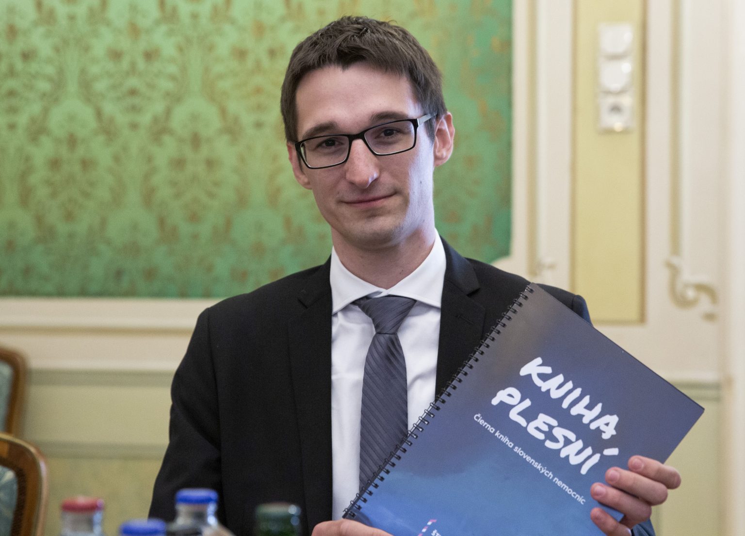 V máji 2019 odovzdal predseda Študentskej rady vysokých škôl Bálint Lovász vtedajšiemu predsedovi vlády Petrovi Pellegrinimu Knihu plesní – Čiernu knihu slovenských nemocníc. Foto: Jaroslav Novák /TASR 