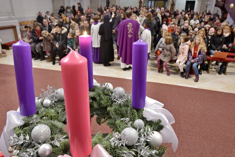 Adventný veniec v Kostole sv. Štefana v Piešťanoch. Foto: Martin Palkovič/TASR