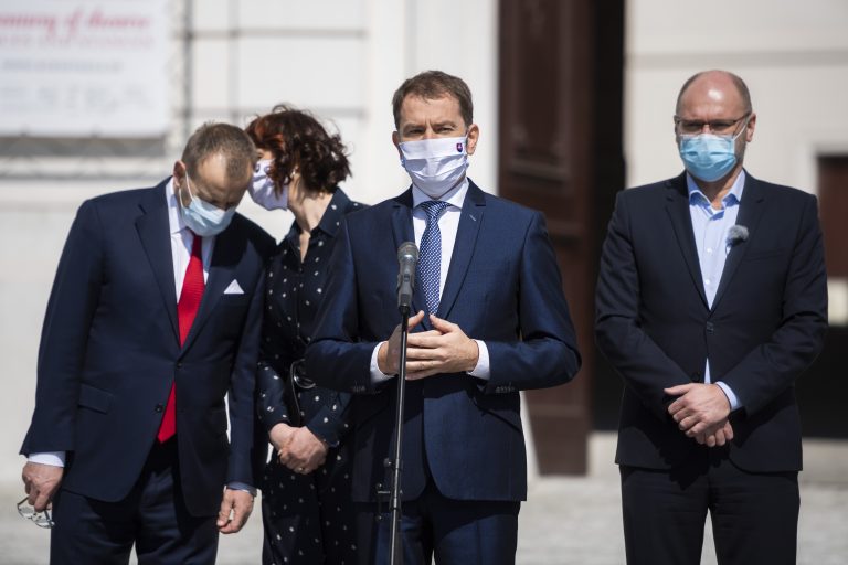 Prieskum: Premiérovi dôveruje ešte menej ľudí ako Kollárovi a Remišovej