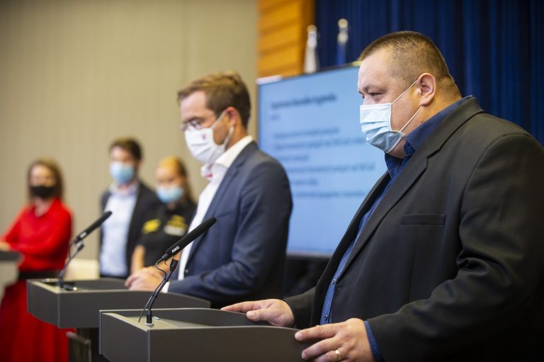 Dlhšia karanténa a testy pre zamestnancov. Od pondelka nastupuje covid automat