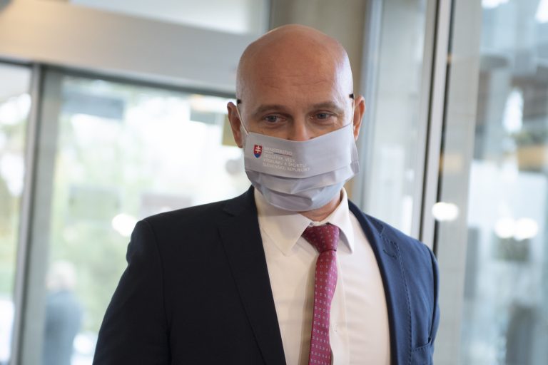 Ministrovi Gröhlingovi dochádza trpezlivosť, povedal krízovému štábu