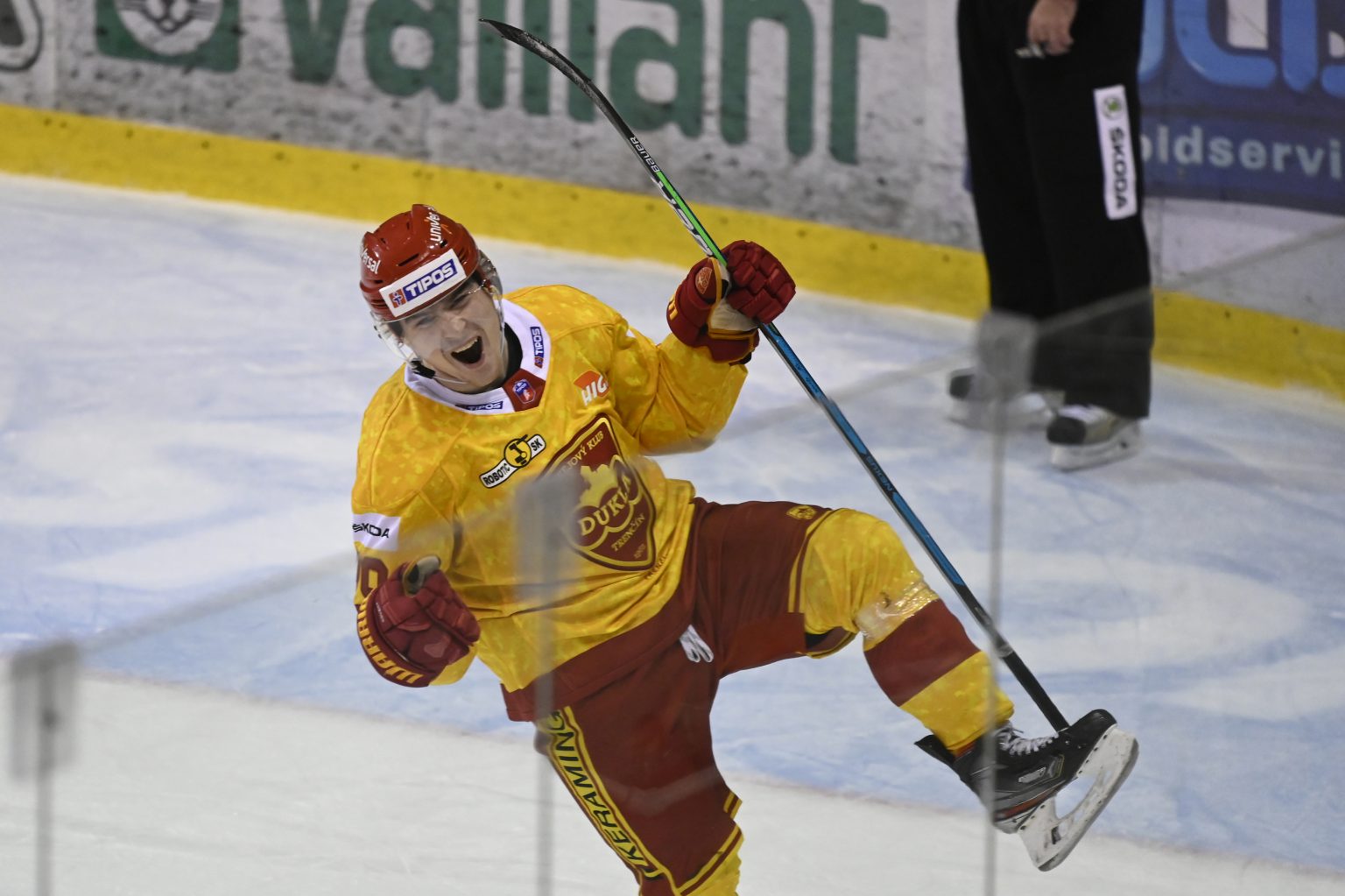Center Dukly Trenčín Janne Kettunen rozhodol predĺženie zápasu proti Nitre  Foto: Radovan Stoklasa/TASR