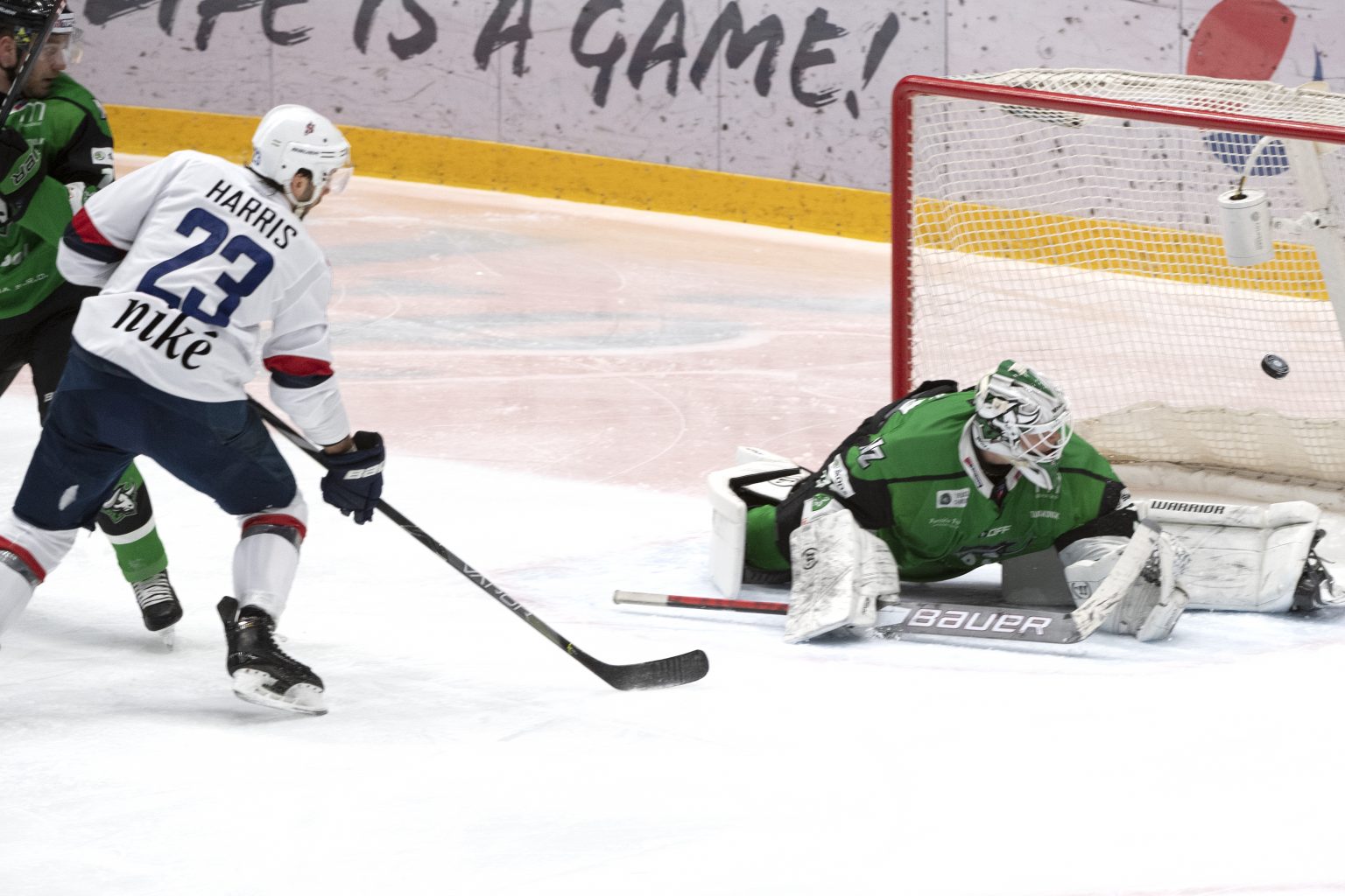 Brant Harris zo Slovana prekonal brankára Nových Zámkov Henriho Kiviaha dvakrát a zabezpečil belasým tri body. Foto: Pavel Neubauer/TASR