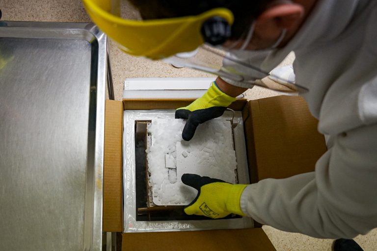 Vakcíny sú na Slovensku, začína sa prvá vlna očkovania