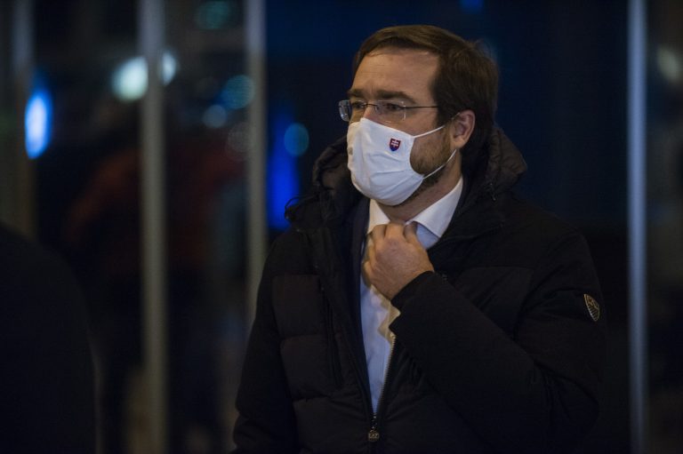 Zakazujú sa stretnutia s ľudmi, omše aj pohyb cez okres