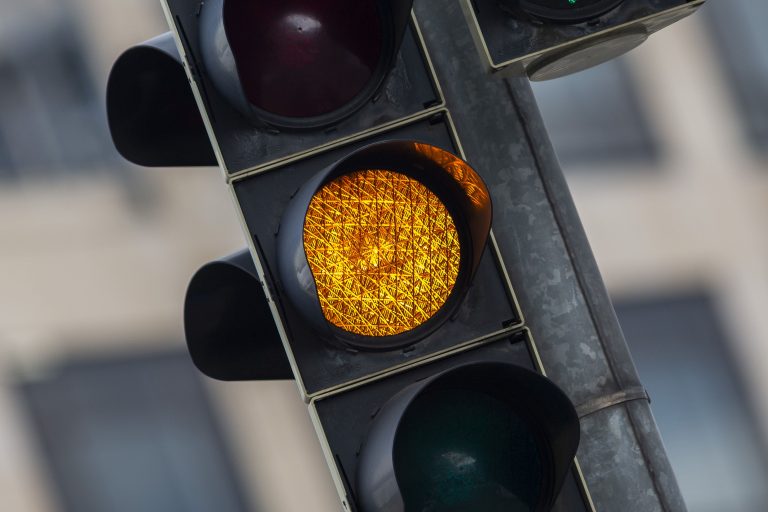 Otáčanie na semaforoch by mohlo byť povolené, navrhuje ministerstvo