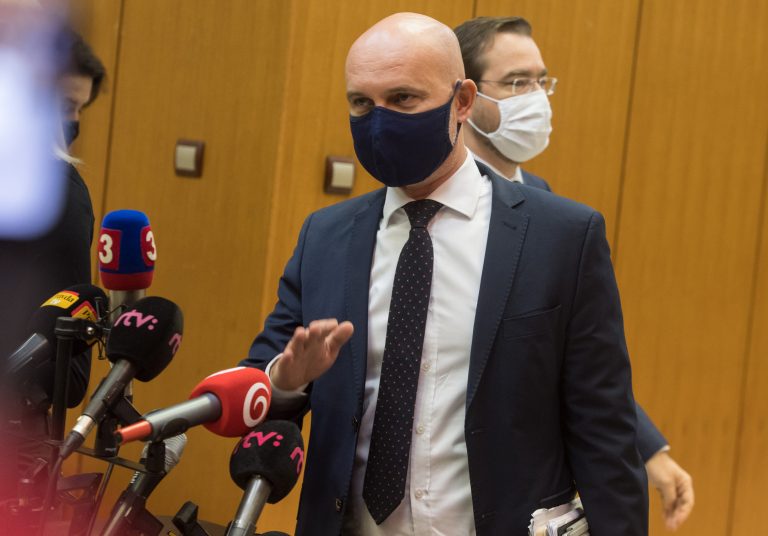 V pondelok otvoria niektoré školy, budú predtým testovať