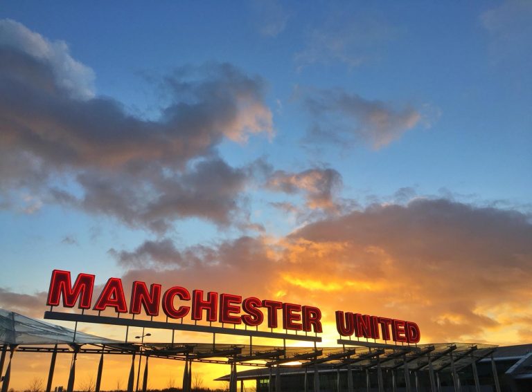 Bitka o Manchester bude vrcholom futbalového víkendu v Anglicku