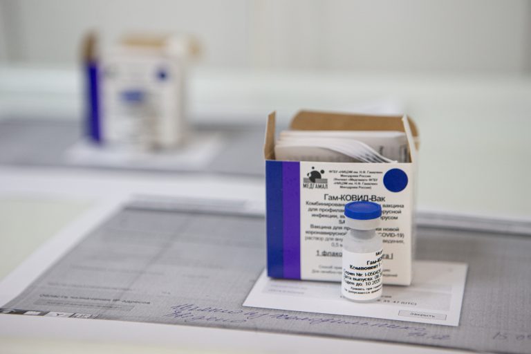 Na archívnej snímke z 15. septembra 2020 ruská vakcína Sputnik V proti koronavírusu SARS-CoV-2. Foto: TASR