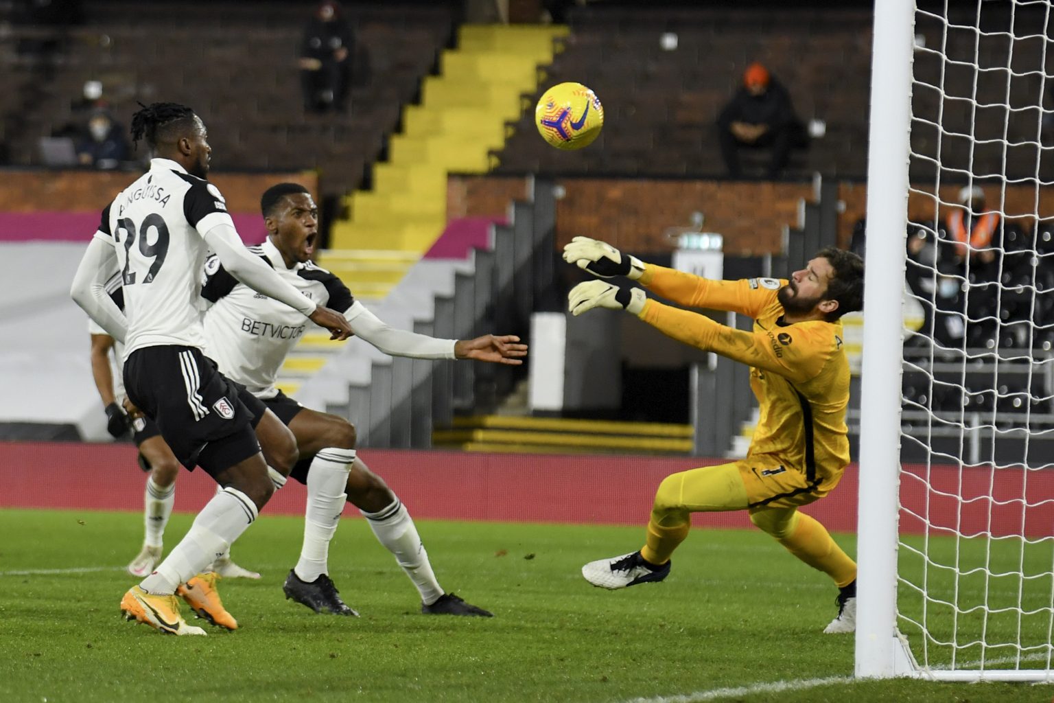 Brankár Alisson Becker sa vrátil do zostavy Liverpoolu. Bol pri remíze svojho tímu na Craven Cottage. Foto: TASR/AP