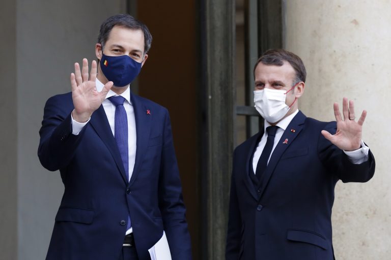 Belgický premiér Alexander De Croo a francúzsky prezident Emmanuel Macron. Foto: AP Photo/Thibault Camus