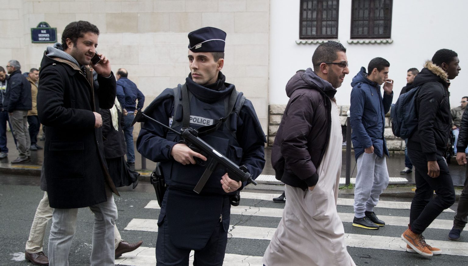 Ilustračné foto. Francúzsky policajt pred Veľkou mešitou v Paríži. TASR/AP