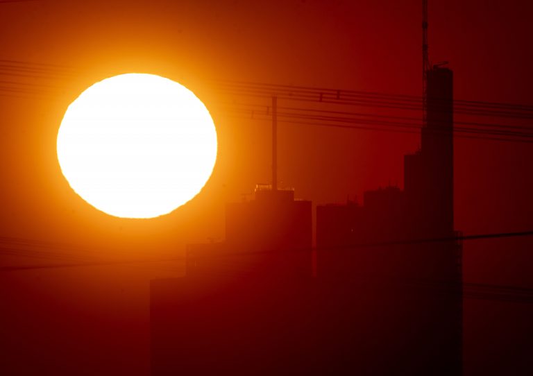 Čína spustila umelé slnko