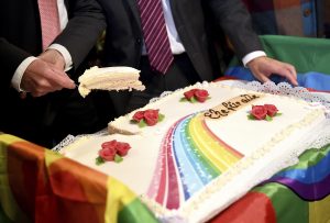 Rovnakopohlavné manželstvá vraj prinesú Česku 1,5 miliardy eur ročne. Korporácie argumentujú pochybnou analýzou