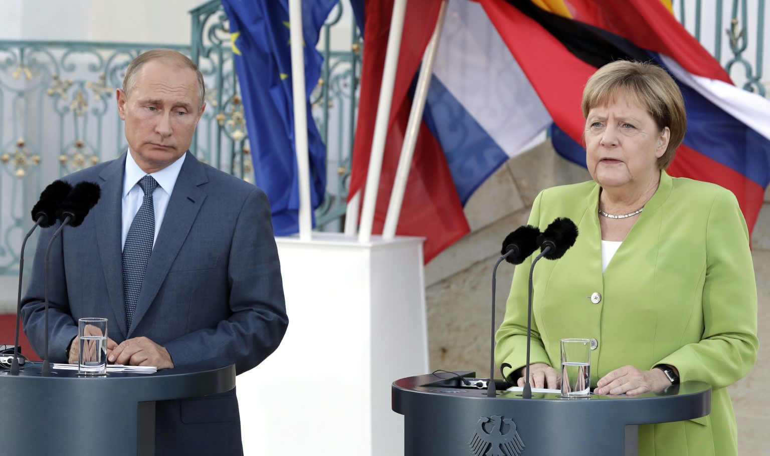 Nemecká kancelárka Angela Merkelová a ruský prezident Vladimir Putin pred rokovaniami o projekte Severný prúd 2. Foto: TASR