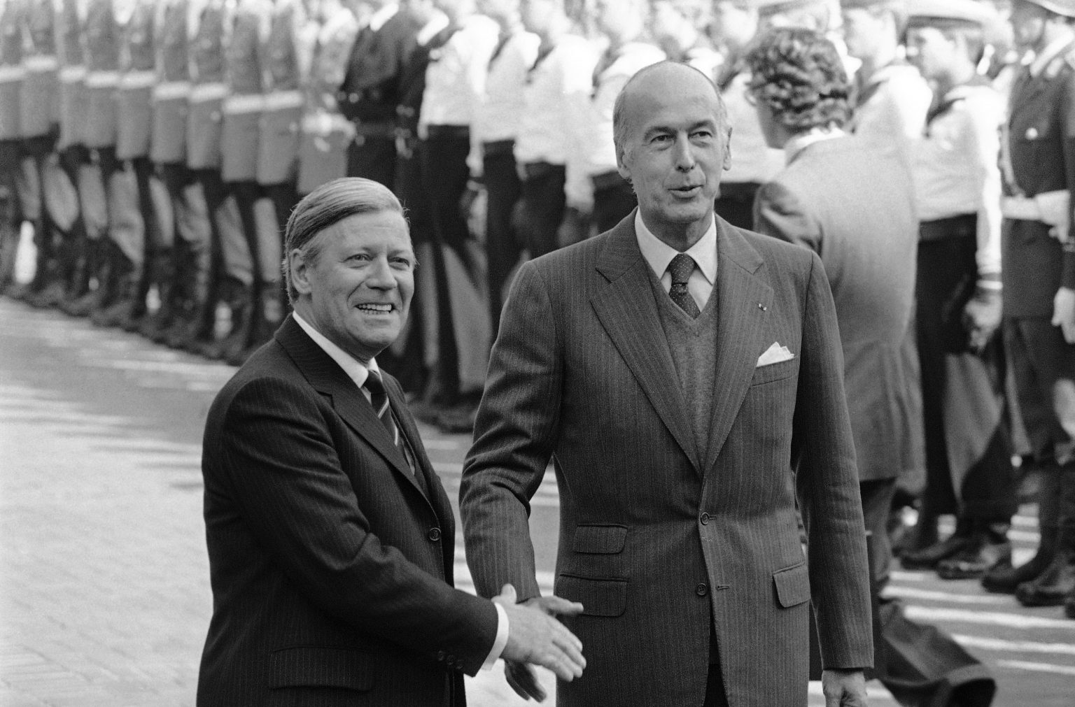 Na archívnej snímke z 2. októbra 1979 západonemecký kancelár Helmut Schmidt (vľavo) a francúzsky prezident Valéry Giscard d'Estaing sa vítajú Bonne pred začiatkom 34. kola francúzsko-nemeckých rozhovorov. Foto: TASR/AP
