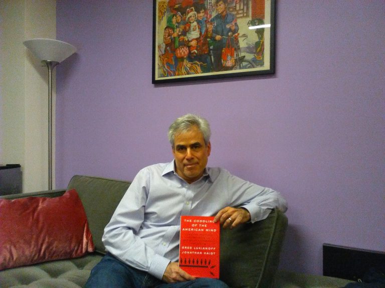 Jonathan Haidt vo svojej pracovni v New Yorku. Foto: Bohumil Petrik