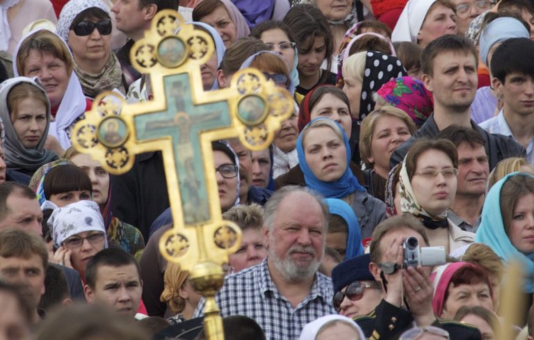 Pravoslávni veriaci zhromaždení pred moskovskou Katedrálou Krista Spasiteľa na podporu ruskej pravoslávnej cirkvi 22. apríla 2012. Foto: TASR