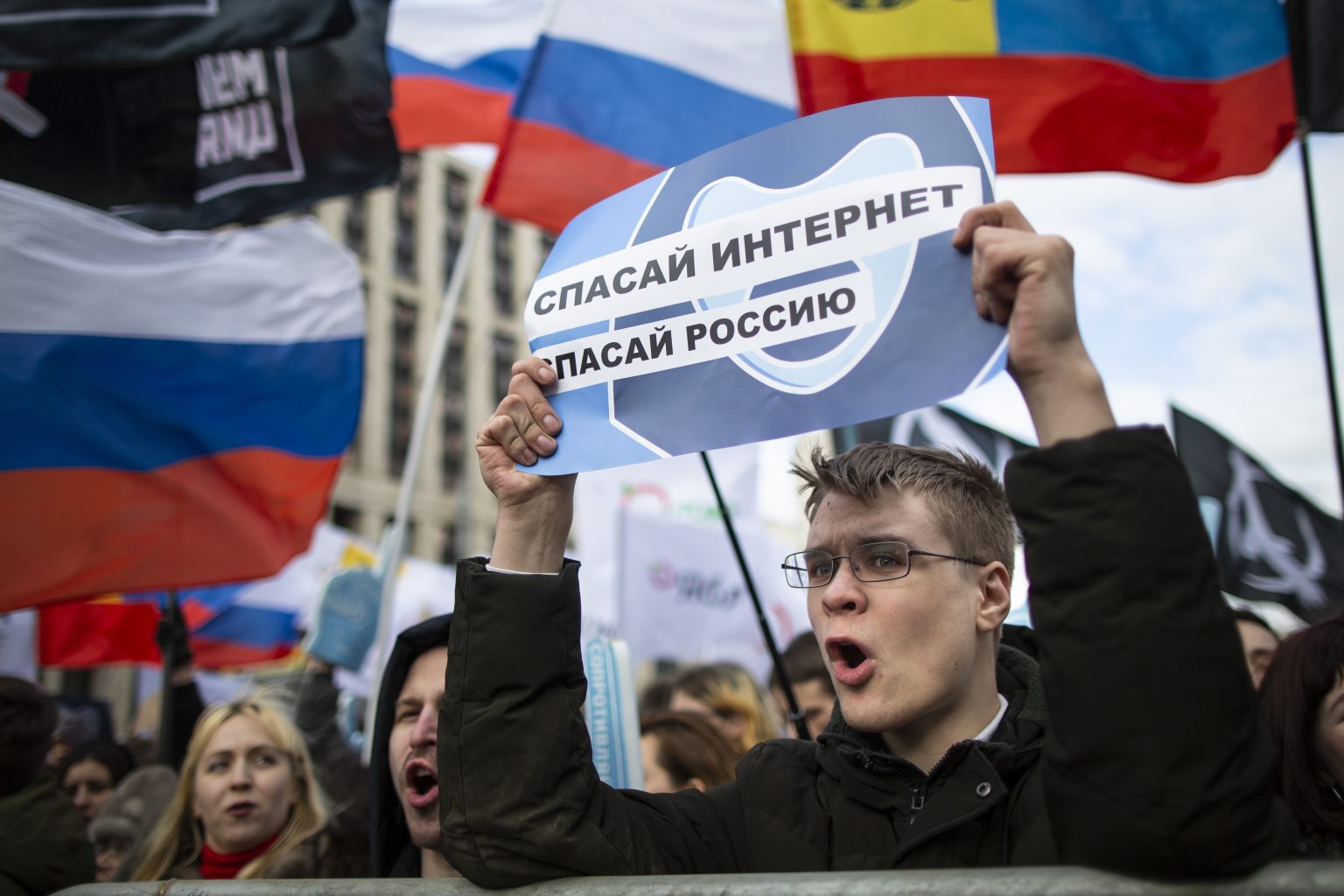 Ruský demonštrant drží poster počas protestu proti pokusom o obmedzovanie slobody internetu v Rusku. Foto: TASR/AP