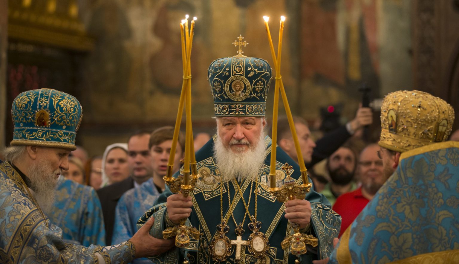 Ruský patriarcha Kirill celebruje omšu v Chráme zosnutia Presvätej Bohorodičky na Chrámovom námestí v Kremli pri príležitosti Dňa národnej jednoty 4. novembra 2015. Foto: TASR/AP