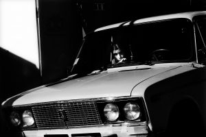 Kradne, ale aj niečo spraví