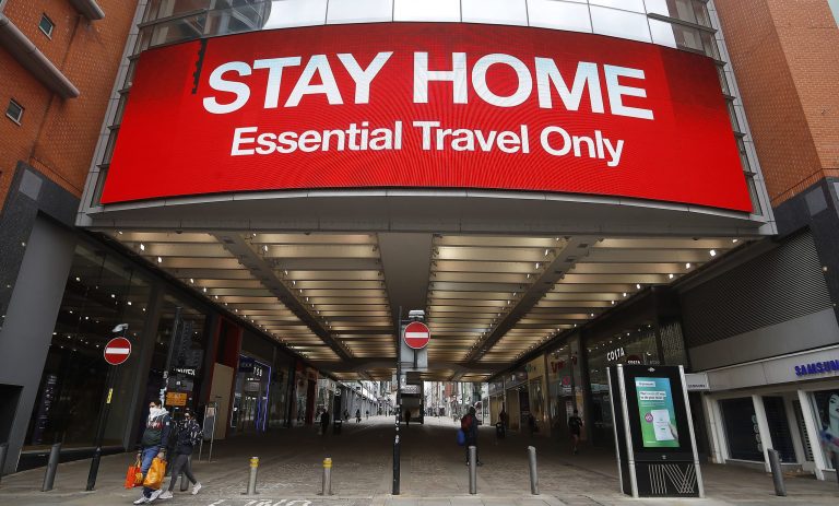 Nápis Zostaňte doma pred nákupnou ulicou v Manchestri. Foto: TASR/AP