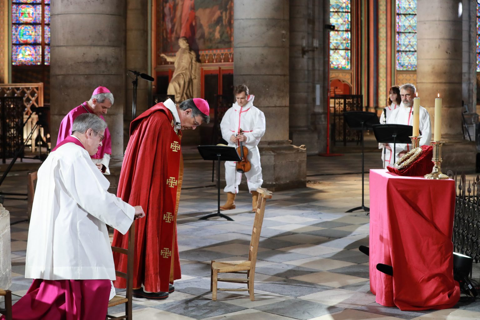 Parížsky arcibiskup Michel Aupetit počas komornej bohoslužby na Veľký piatok v parížskej katedrále Notre-Dame 10. apríla 2020. Ilustračné foto: TASR/AP