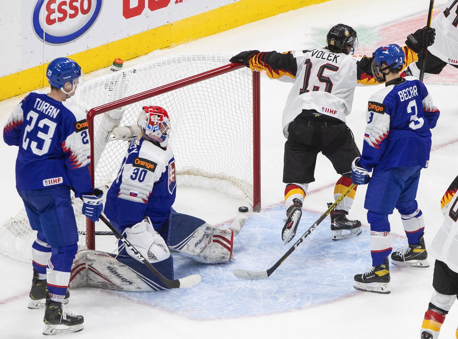 Slovenský brankár Šimon Latkóczy inkasuje gól z hokejky Nemca Justina Voleka Foto: TASR/AP
