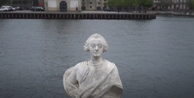 Busta Frederika V. počas toho, ako je hádzaná do prístavu (Zdroj: YouTube)